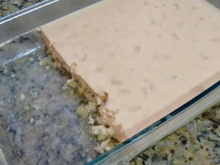 Doce de gelatina com abacaxi e creme