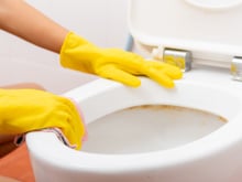 A técnica para remover o calcário das torneiras e do vaso sanitário em poucos segundos