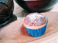 Cupcake de iogurte com recheio de coco e cobertura de brigadeiro