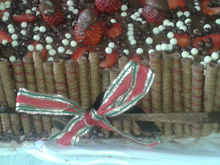 Bolo brigadeiro de chocolate com morangos