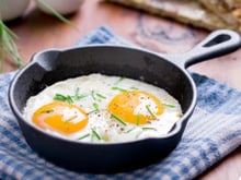 Chega de gemas muito cozidas e claras cruas: chef revela técnica para cozinhar um ovo frito com perfeição