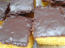 Bolo de cenoura com cobertura de chocolate açucarada: receita simples