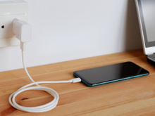 O preço na conta de luz ao deixar o carregador de telefone conectado sem o dispositivo é surpreendente