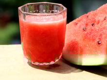 O que acontece com o corpo ao tomar suco de melancia regularmente?