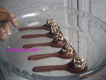 Colher de chocolate com brigadeiro