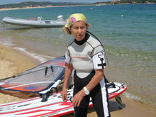 A dieta de uma windsurfista de 98 anos que não come nada até as 11h: "Bebo meio litro de água com suplementos de magnésio e potássio todas as manhãs."