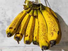 É desse jeito que você deve armazenar as bananas se quiser consumi-las durante o mês e não desperdiçar