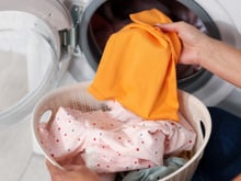 Por que você deve adicionar vinagre sempre que lavar roupa: esses são os motivos para criar esse hábito e não é só sobre as toalhas