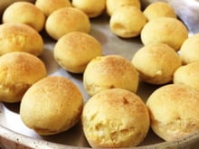 Pães de queijo e agrião da Vera