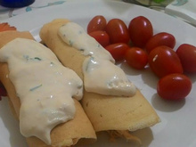 Panqueca de frango e cream cheese com molho balangio