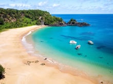 O que tem nessa praia que está entre as mais bonitas do mundo e fica no Brasil?