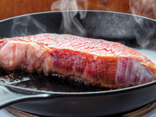 Os chefs concordam: "Para um bife grelhado perfeito, não unte a frigideira, em vez disso, pincele a carne com algumas gotas de óleo."