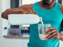 Patricia Yárnoz Esquiroz, nutricionista, sobre a diferença entre beber leite de manhã ou à noite: "Pode causar sensação de peso, refluxo ou desconforto."