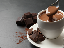 Em vez de erva-cidreira, que tal chocolate quente? Veja como essa bebida pode aliviar a tensão