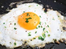 Os chefs concordam: "Para deixar os ovos fritos mais suculentos e saudáveis, substitua o óleo ou a manteiga por um pouco de água."