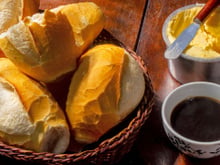Eu como pão francês quentinho todo dia no café da manhã desde que aprendi esses 2 truques com o padeiro do meu bairro: não precisa fazer pão em casa, basta...