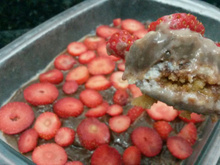 Torta gelada de morango e chocolate com biscoito