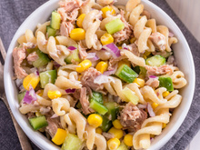 Pra aliviar o calor: salada refrescante com molho especial leve e fácil de fazer