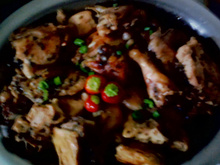 Frango em pedaços, assado e marinado na cerveja