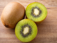 Por que os pesquisadores recomendam o consumo de dois kiwis por dia e quais são os efeitos na pele, no intestino e na saúde cardiovascular?