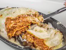 Lasanha rápida de frigideira: é só fazer a carne moída, refogar no molho, cozinhar a massa pronta de mercado ali mesmo e colocar queijo