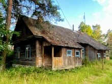 Eles pensavam que viver isolados, com painéis solares e abastecimento próprio de água, era a solução; a lei os lembrou de que não era tão simples assim