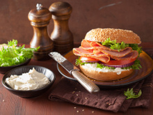Sanduíche com peito de peru e cream cheese