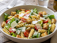 Esqueça a salada sem graça: essa versão com macarrão e molho ceaser vai virar sua receita favorita da semana