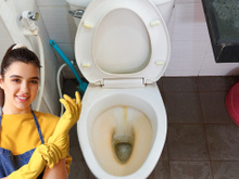 Aqui está o truque que os agentes imobiliários usam para remover manchas marrons do vaso sanitário