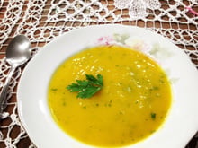Sopa cremosa de abóbora com alho poró