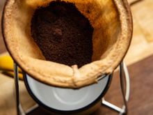 Guardar o coador de pano no freezer faz diferença no sabor do café? Entenda para que serve essa prática e se vale a pena