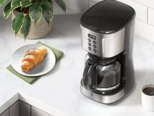 Acordei e o café ficou pronto sozinho! Esta cafeteira programável é minha melhor amiga e também pode ser a sua