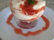 Mousse de iogurte  natural com calda de morango