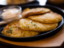 Eu as preparo em 10 minutos para toda a família: panquecas de batata assadas no forno são crocantes e muito mais leves que as fritas
