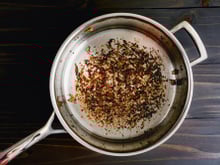 O melhor truque caseiro para remover restos de alimentos queimados na frigideira (com apenas 2 ingredientes!)