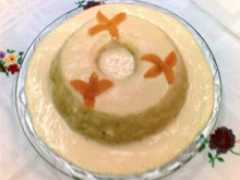 Pudim de pão com calda de damasco