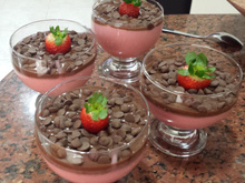 Bombom tentação: mousse de morango com ganache de chocolate