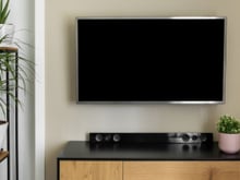 Samsung QLED 43" + Soundbar: combo une imagem vibrante e som mais imersivo por menos de R$ 2 mil