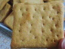Receita do verdadeiro biscoito água e sal mais fácil do mundo: perfeito para comer com pastinhas e geleias