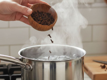 Ferver cravo não serve apenas para deixar a cozinha cheirosa: veja benefícios e a melhor hora de colocar em prática