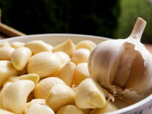 Ele combate e previne muita coisa no seu corpo: descubra os benefícios do alho