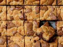 Brownie ou cookie para a sobremesa de hoje? Não precisa escolher, veja a receita que junta os dois doces em um só!