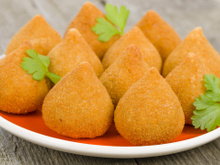 A receita de coxinha da minha tia é perfeita e eu vou te ensinar: crocante, sequinha e com muito recheio