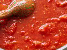 Nem cebola, nem alho: o segredo deste molho de tomate está em outro ingrediente