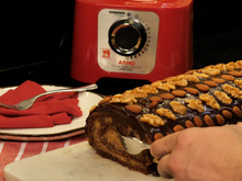 Rocambole de chocolate com nozes e amêndoas