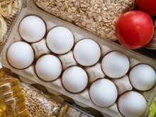 Marcia Marostica, nutricionista de 55 anos: "Essa embalagem aqui não circula em cozinha de nutri. Quando os ovos chegam em casa, a gente troca a embalagem porque isso aqui passou pela granja, pelo transporte, pelo mercado..."