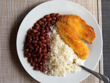 Benefícios do arroz com feijão: o que acontece com o corpo se você comer os alimentos todos os dias no almoço