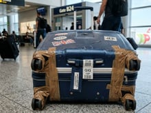 Especialistas em viagens concordam sobre a eficácia de colocar fita adesiva nas rodas das malas: para que serve e por que eles recomendam