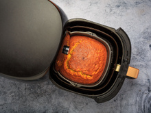 Como fazer bolo caseiro na airfryer: essa é a melhor receita para alegrar seu café da manhã ou lanche