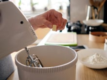 Quem ama fazer bolos precisa conhecer essa batedeira planetária com desconto no Prime Day